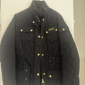 Barbour jacka - Säljer denna fint sparsamma barbourjackan då jag har alldeles för mycket jackor. Använd fåtalet gånger och är i super fint skick! 