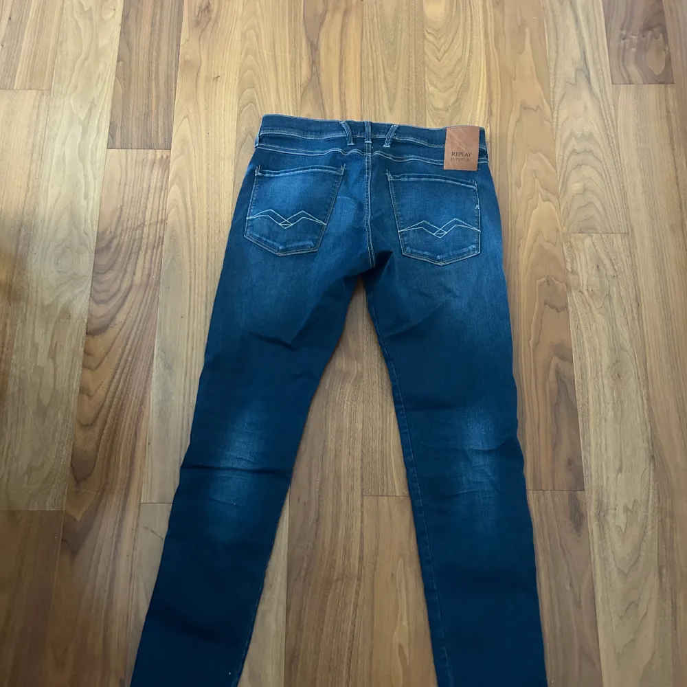 Ett par Replay jeans som bara har legat. Köpte dom men det var fel storlek, det sitter även en plast lapp kvar. Cond: 10/10 Tveka inte på att höra av dig vid funderingar!. Jeans & Byxor.