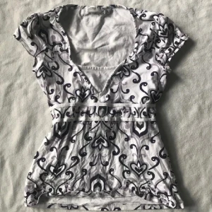 topp - jääättesöt topp köpt här på plick för ett tag sen, men har ej kommit till användning och säljer därför vidare!🫶i storlek S men har två band som man kan knyta och tröjan sitter då tajtare!