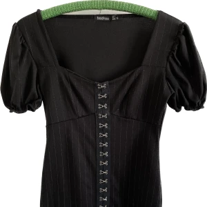 Boohoo dress - Svart klänning med vita ränder, puffärmar och söta små spännen. 95% polyester och en aning nopprig men förutom det i bra skick.