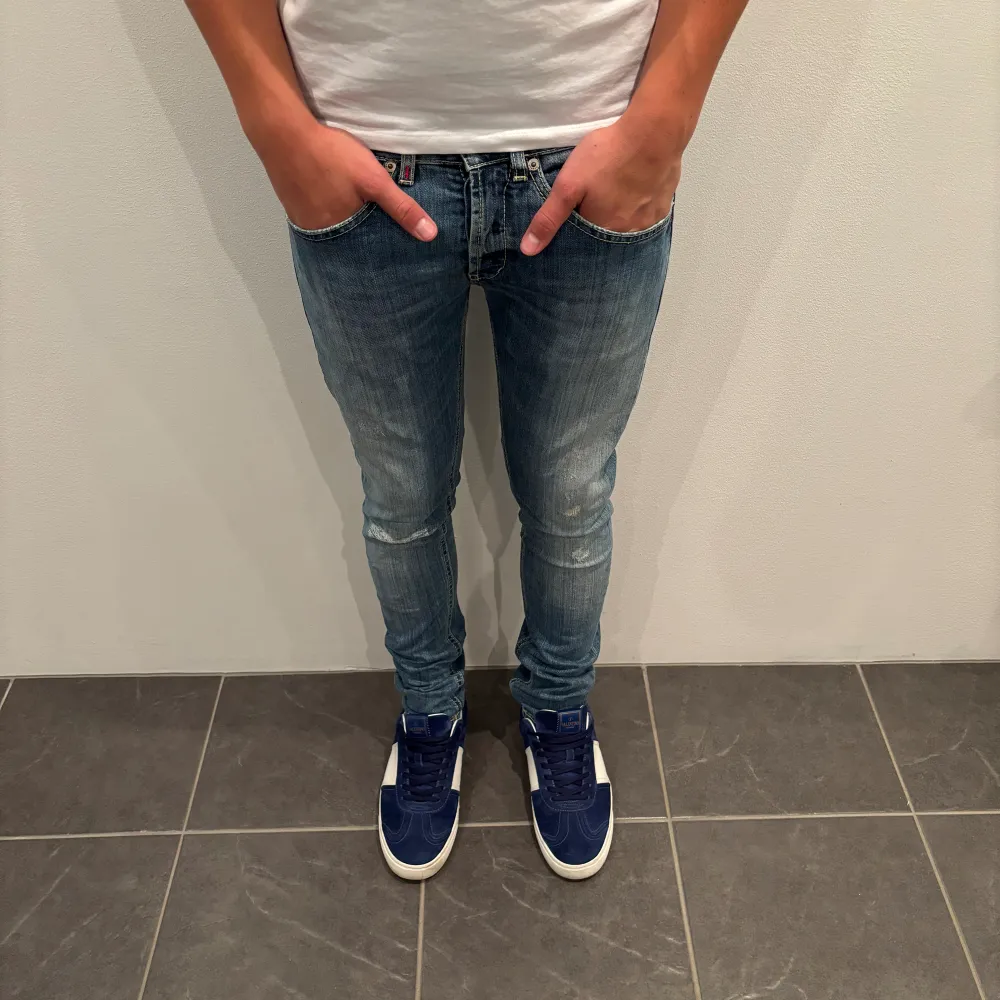  Trendigaste jeansen på marknaden! Hej, Säljer nu dessa sjukt snygga dondup jeans som är perfekt till våren och sommaren  Storlek= 29  Skick= 9,5/10 Ny pris= 4000 kr Säljs för= 899 kr Modellen är destroyed från fabrik vilket är sjukt populärt . Jeans & Byxor.