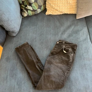Nudie jeans - Tjena, säljer dessa Nudie jeansen i modell Grim Tim. Dem är i storlek W30 L 32 och knappt använda. Priset är inte hugget i sten, det är bara att höra av sig vid frågor. 