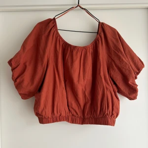 STOCKH LM studio, strl M - Rost färgad tröja från STOCKH LM Studio i storlek M. Endast testad Resår i ärmar, nertill och vid krage.