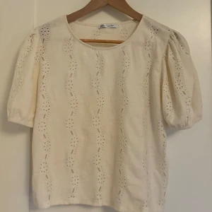 Blus - Vit blus från zara. Passar S-L