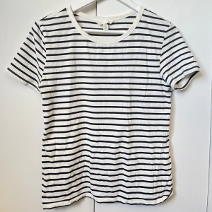 Randig t-shirt - Säljer den här fina randiga tröjan från hm, ny utan prislapp🩷