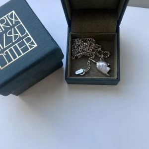 Maria Nilsdotter halsband  - Jättefint brustet hjärta halsband från Maria Nilsdotter! Hela kedjan är 60 cm lång så om man vill prova längden kan man bara prova att mäta en tråd eller liknade. De är lite längre men tycker de snyggt då de framhävs mer speciellt med tex tjocktröjor