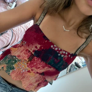 Färgglad sommartopp! - Såå somrig topp! Är ganska låg i ryggen vilket är såå fint!! Jätteskön och sval. 