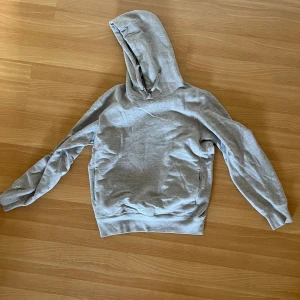 Uniqlo hoodie - Grå uniqlo Hoodie köpt för ganska längesedan.