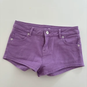 Lågmidjade jeansshorts 💜 - Säljer dessa svincoola shorts som är lågmidjade och endast använda 2-3 ggr!!💜💜