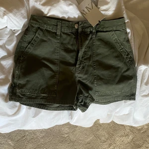 Safari shorts  - Säljer mina helt nya gröna lågmidjade shorts då jag köpte två storlekar och nu säljer den som är lite liten på mig. 