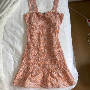 Asfin blommig zaraklänning - Jättefin!!