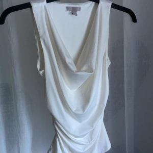 Vit blus - Vit skit snygg fest topp/topp ifrån hm i stolek xs men passar s också, använd endast 1 gång vid ett tillfälle så inga fläckar eller hål, helt som ny💓sitter super fint på och jätteskönt matrial💓pris: 200kr 