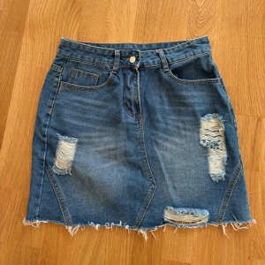 Jeanskjol - Jeanskjol med slitningar 🩵