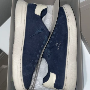 Gant Skor - Säljer mina skor i storlek 43. Dom är 8/10 skick bara att lädret på hälen är lite creasat. Nypris runt 1600 kr, priset börjar på 900 men är inte hugget i sten. Hör av er vid funderingar. (Box i bra skick medföljer)