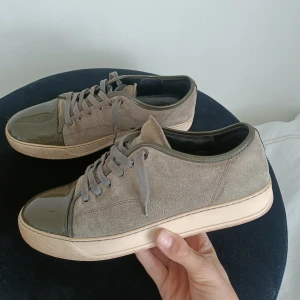 Lanvins - Jag säljer mina lanvins i färgen grå, då jag tröttnat på dem. Sparsamt använda och inga defekter (förutom lite creases). En tvättning och de är som nya! Nypris, 4495 kr.  Hör av er vid minsta fundering, PRIS KAN DISKUTERAS!