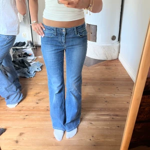 Lågmidjade jeans - Midjemått(rätt över): 36 Innerbenslängd: 77 Modellen är: 170  Skriv om ni har några frågor💗//Perfectjeans
