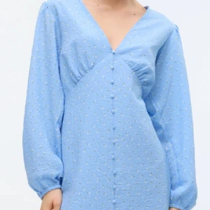 Klänning  - Klänning ifrån Veromoda , endast testad men säljer pga den var för liten och kvitto kastat..   Går självklart att få bättre bilder! 