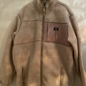 Dickies jacka - Jackan är storlek xs men sitter som L. Den är använd ca 3-4 gånger  Skriv till mig om ni vill ha mer info eller bilder