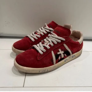 Premiata - Tjena! Säljer dessa feta premiata, jag byter helst mot ett par andra skor! De är en väldigt sällsynt modell och är snålt använda. Skicket 8/10 de har inga defekter eller liknande. Priset är såklart inte hugget i sten! Skriv ifall ni undrar något.