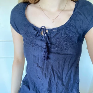 Blå topp - Fin topp i bra begagnat skick. Behövs strykas. Storlek saknas, men uppskattar passar S. Skriv privat för frågor eller flera bilder. 90kr+frakt ❤️