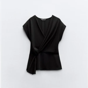 Zara blus - Den är aldrig andvänd och har lappen kvar, så den är som att köpa från deras hemsida fast billigare! Jag köpte den för 329 kr, säljer den för 260