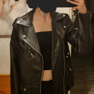 Svart läderjacka  - Svart läderjacka i fusk läder. Jätte bra skick och aldrig använd!🤩