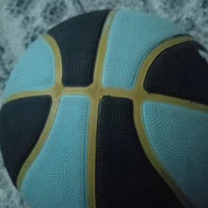 Basketboll NBA🏀 - En äkta boll från NBA store i Milano, har spelat en vecka ute köpte den för 700 kr. Den behöver pumpas och färgen hade gått bort lite på grund av att jag köpte den för 1 år sedan. Priset kan diskuteras 