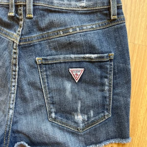 Guess jeansshorts  - As snygga håliga shorts från guess. Jeans storlek 25 så passar s/xs