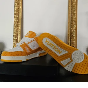 LouisssV - Snyggare sneakers får du leta länge efter!  Säljer de endast provade och enbart för att storleken var lite liten. Köpta som storlek 41 men de är mer som 39/40 i storleken.    Replik vara.