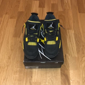 Jordan 4 Yellowthunder storlek 43 - Nyskick endast använda vid 3 tillfällen. De är äkta man kan scanna QR-koden på kartongen.