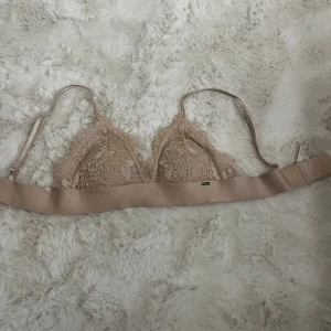 En helt ny spets bh💖 - Den är helt ny, men lappen finns inte kvar..jag köpte den online på Lindex hemsida och den passade tyvärr inte mig och kunde inte returnera men om man behöver bättre bilder så hör av dig!! Jag kan diskutera pris. (Ja köpte den för 300kr)💖💖🩷💗💓💝🥰🥰