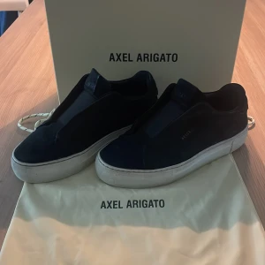 Nu säljer jag mina Axel Arigatos. Ny pris är 2650 men mitt pris är 1200, men priset är inte hugget i sten. Bra skick! Storlek 37 men är stor i storleken så de passar 38 också. Allt ingår🍇 - Storlek 37 men passar 38,5. Köpta på NK för 2650