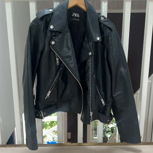 Svart skinnjacka - Faux-skinn. Bra skick förutom fläckarna (se bild) - kanske går att få bort. ❤️