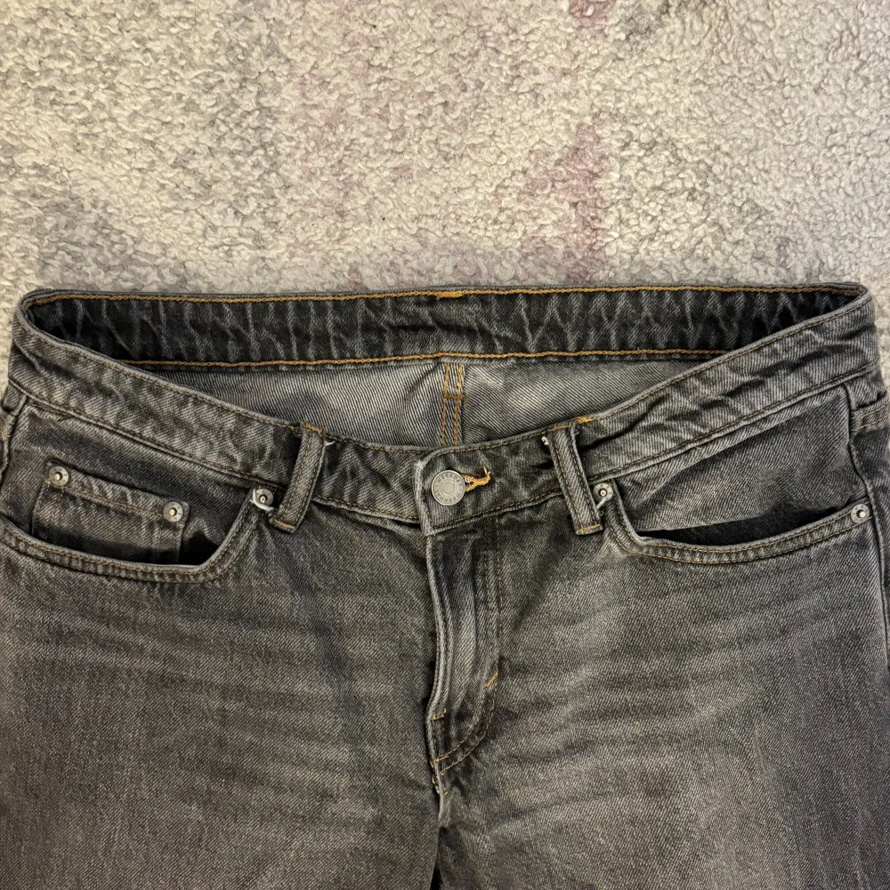 Arrow jeans från weekday i grå med gula sömmar. Storlek W29 L30. Nästan aldrig använda då dom inte passar, nypris 599kr. . Jeans & Byxor.