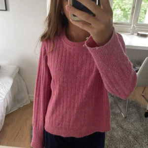 Pieces tröja  - Jättefin rosa tröja från vero Moda i bra skick men kommer inte till användning. 💞