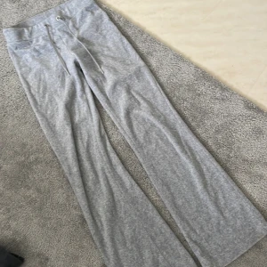 Utsvängda byxor  - Dom ser raka ut på bilden men dom är boutcut. Använda högst 5 gnr, Kom privat för mer information 🩷🩷