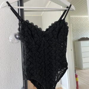 Spets body  - Hej, säljer denna söta bodyn i spets från hm då den inte kommer till användning💕