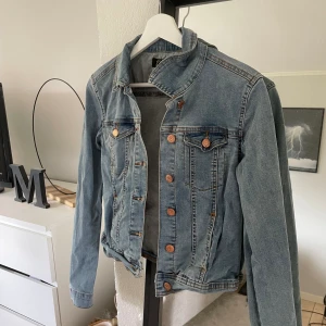 Jeansjacka  - Hej, säljer denna nästan aldrig använda jeansjackan!💕