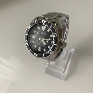 Seiko Prospex Automatic Divers  -  • Modell: Seiko Prospex Automatic Divers  • Storlek: 42mm • Referens: SRPC35K1 • År: 2023 • Skick: Mycket Bra • Medföljer: Fullset