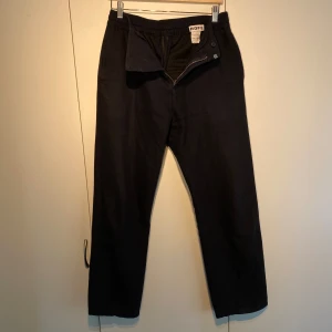 Hope Manchester Navy pants  - Hej, säljer ett par underbart sköna Hope byxor i marinblå färg. Mjukis/Kostymbyxa, bekväma men fortfarande en dressad ”look”. Nypris 2200kr. Storlek 46, passar mig bra (180cm) rak & bred passform. Passar i alla lägen. Pris kan diskuteras. Hör av er! 