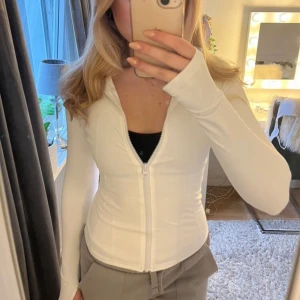 Tajt träningströja - Vit tajt träningströja med dragkedja, storlek XS 💛🫶