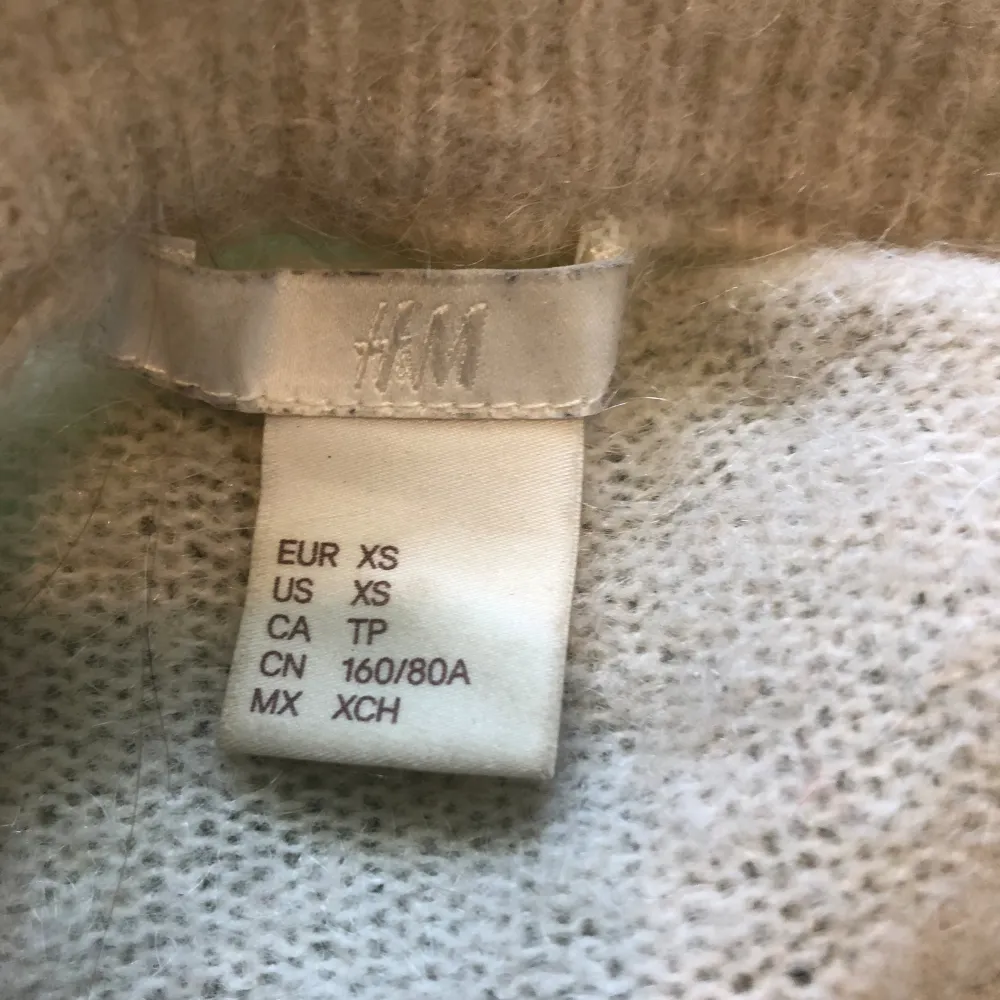 En jätte fin randig tröja köpt från H&M. Tröjor & Koftor.