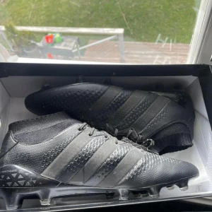 adidas ACE 16.1 Primeknit - adidas ACE 16.1 Primeknit Storlek 46 Säljer de för att jag fick dom från en giveaway och är alldeles för stora för mig