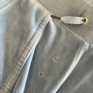 Blåa juicy byxor🩵 - Säljer dessa super snygga blåa juicy byxor!🩵  En liten defekt därav priset!🤍  Nypris:1200kr Mitt pris: 500kr  Pris kan diskuteras💓