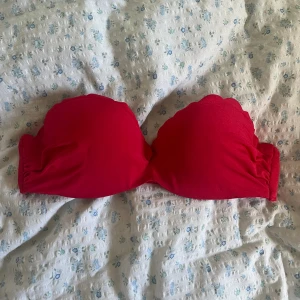 Bandeau bikinitopp - Söt bandeau bikinitopp med push-up. Går att ha med band men de är slänga så säljer utan. Mycket fint skick. Minns inte helt storleken men tror att det är 75A.