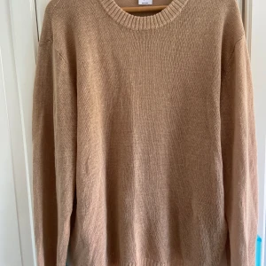 HOPE linnetröja - Tunn o skön tröja från HOPE i linneblandning, perfekt för stranden. Storlek 50 med loose fit. Använd 2 ggr efter inköp. 