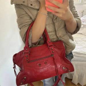 Intressekoll!  Säljer denna fina Balenciaga inspirerande väskan i en snygg röd färg , perfekt till sommaren ❤️mycket fint skick. 30 cm lång. Långt band ingår. Rymlig och trendig ❤️❤️❤️