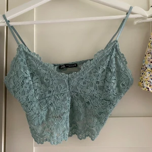 En spetsig festtopp - En spetsig topp som passar perfekt till fest eller finare tillställningar. Toppen är croppd i en blå-grön färg. Toppen kommer från Zara och är i storlek M. 