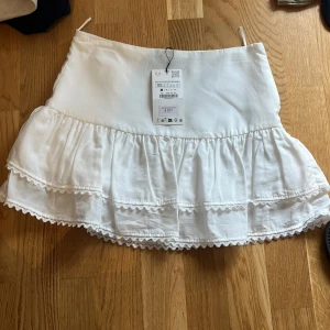 Vit kjol - Mini kjol som är helt nyköpt, kan inte lämna tbx då jag tappat bort kvittot. Aldrig använd, lappen kvar. Först till kvarn!!❤️ Nypris: 329kr
