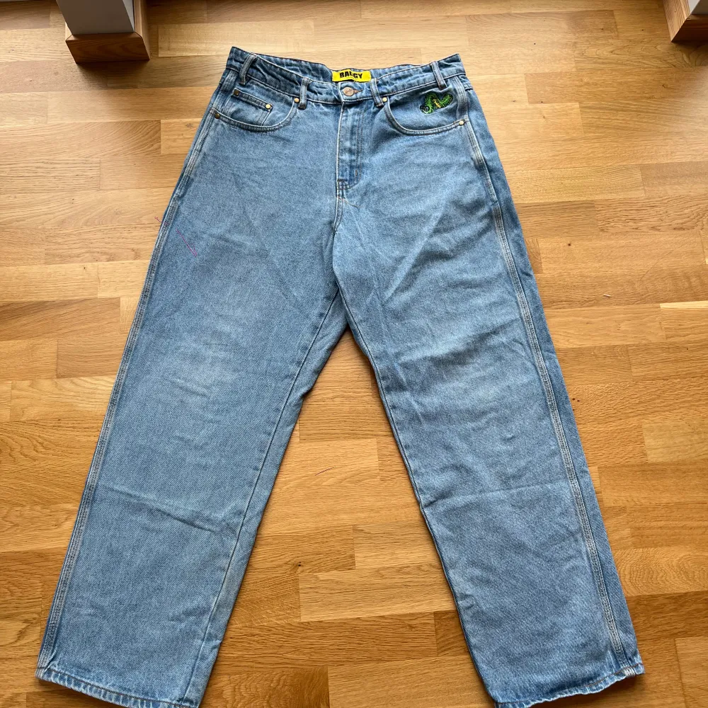 Hej, säljer nu dessa skit snygga Baggy butter jeansen för jag rensar garderoben. Storlek S/30-32. Jättebra skick, iprincip nyskick! Nypris:1300 Mitt pris:359. Jeans & Byxor.